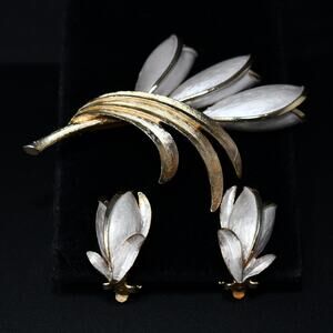 1950s White Enamel Tulip Brooch Earrings Set Gold Tone Floral Vintage Jewelry